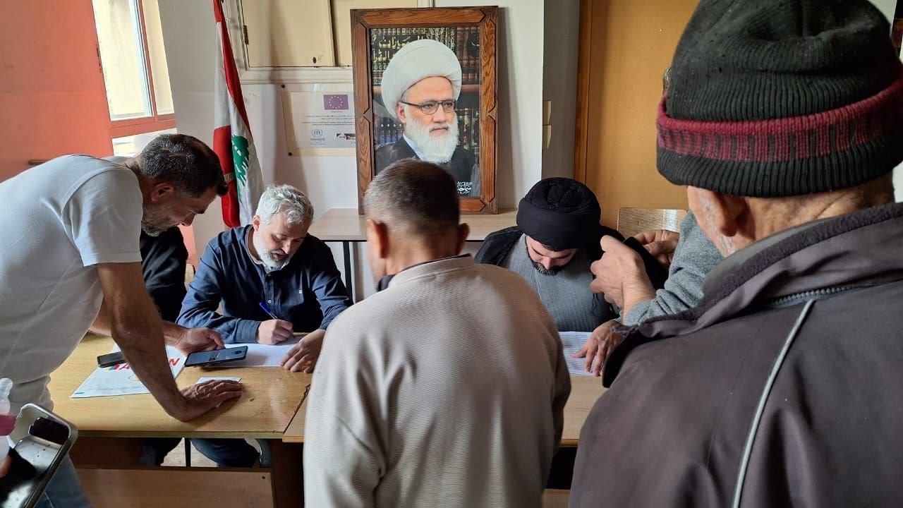 مكتب المرجع اليعقوبي في لبنان يقوم بتوزيع المساعدات
