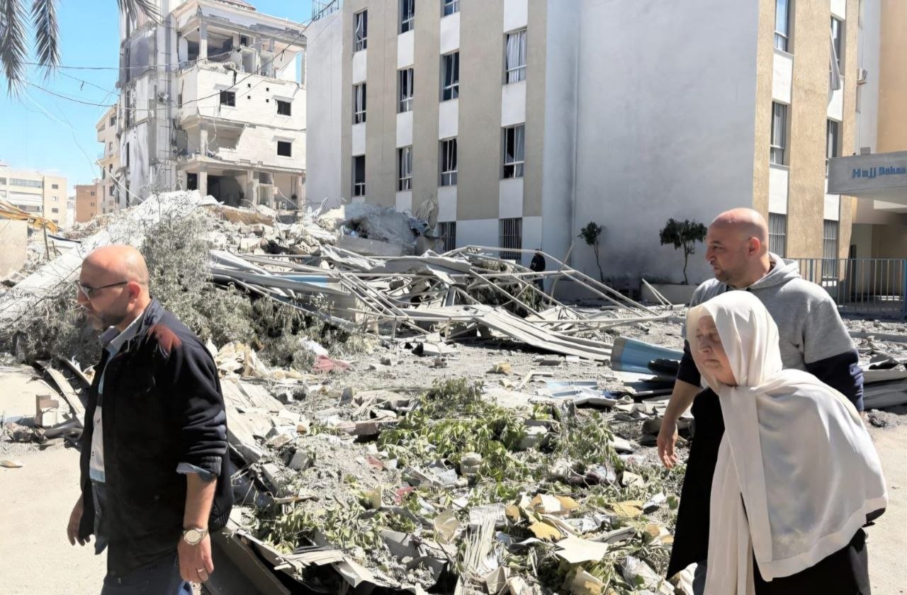 السيدة بهية الحريري تتفقد ثانوية الحاج بهاء الدين الحريري وتستقبل في دارتها الأب فرنسيس