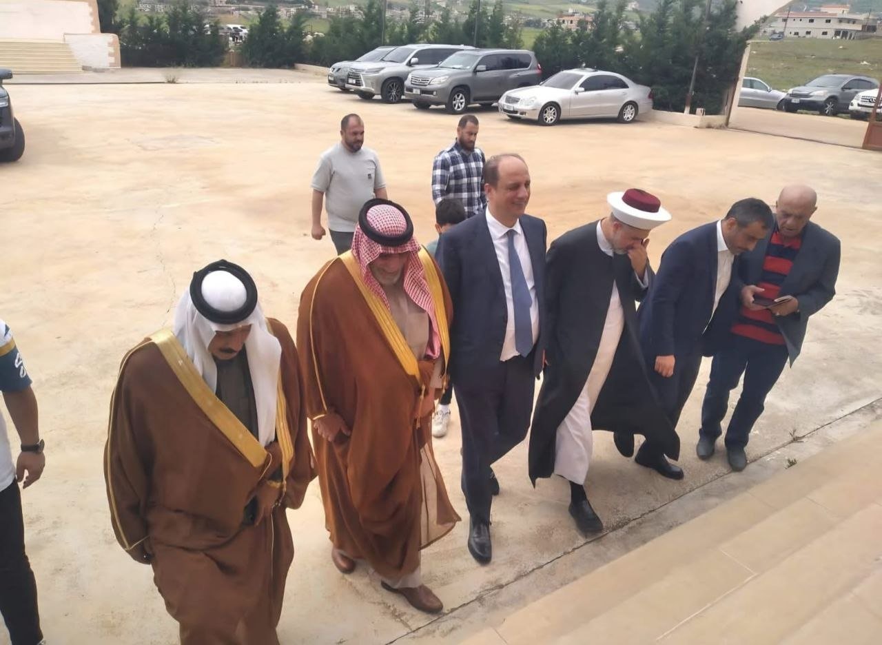 الأستاذ منصور منصور يكرم القاضي الشيخ طالب جمعه