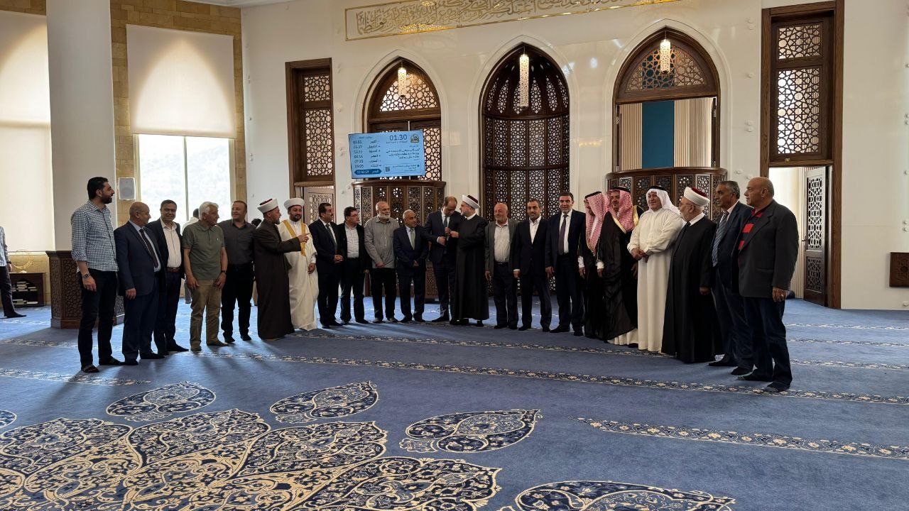الأستاذ منصور منصور يكرم القاضي الشيخ طالب جمعه