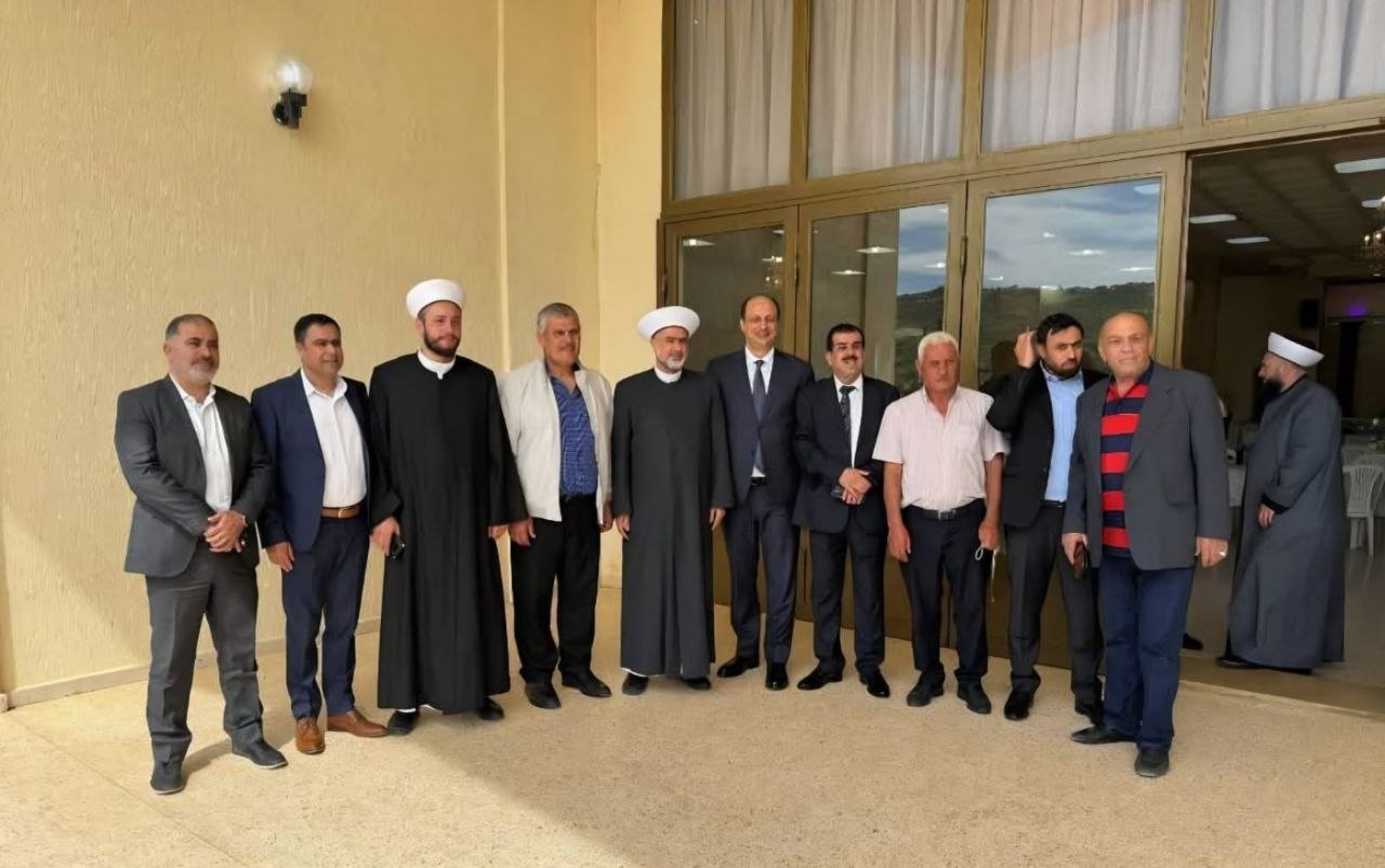 الأستاذ منصور منصور يكرم القاضي الشيخ طالب جمعه