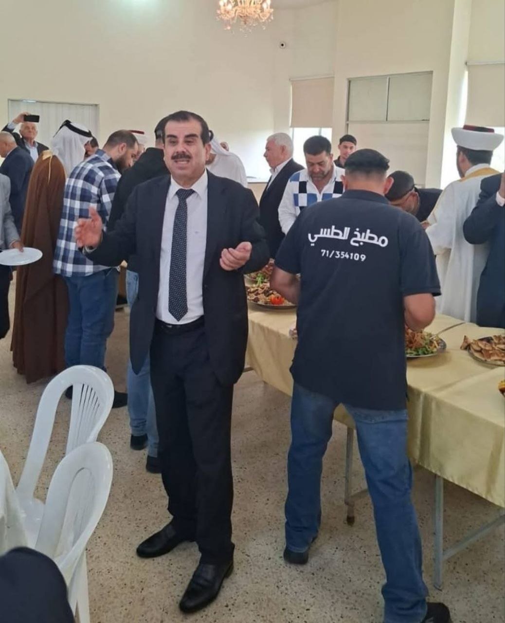 الأستاذ منصور منصور يكرم القاضي الشيخ طالب جمعه