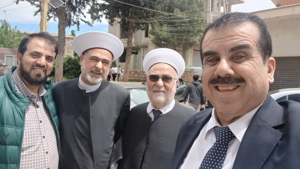 الأستاذ منصور منصور يكرم القاضي الشيخ طالب جمعه