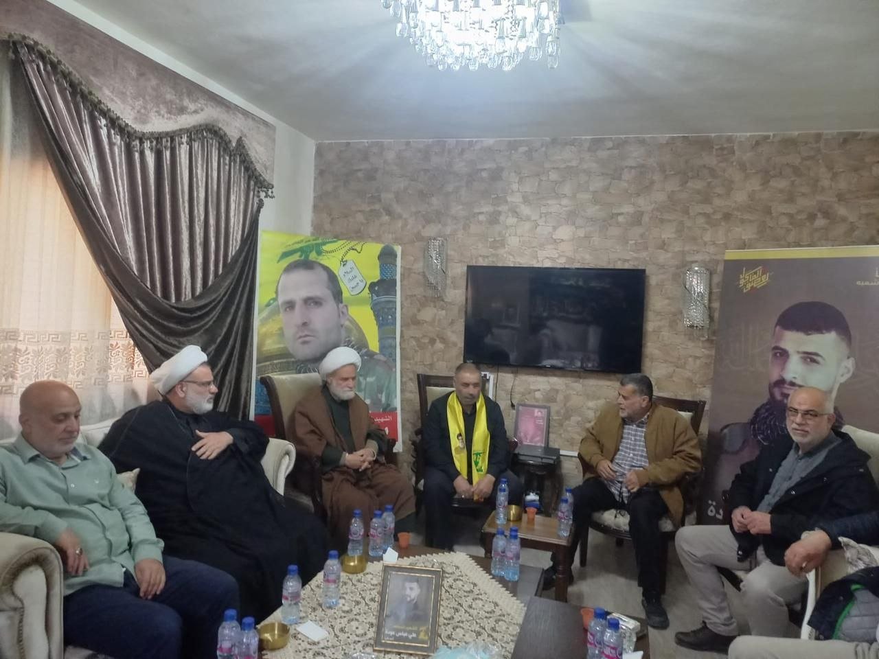 وفد من حزب الله في زيارة لعوائل الشهداء في بعلبك
