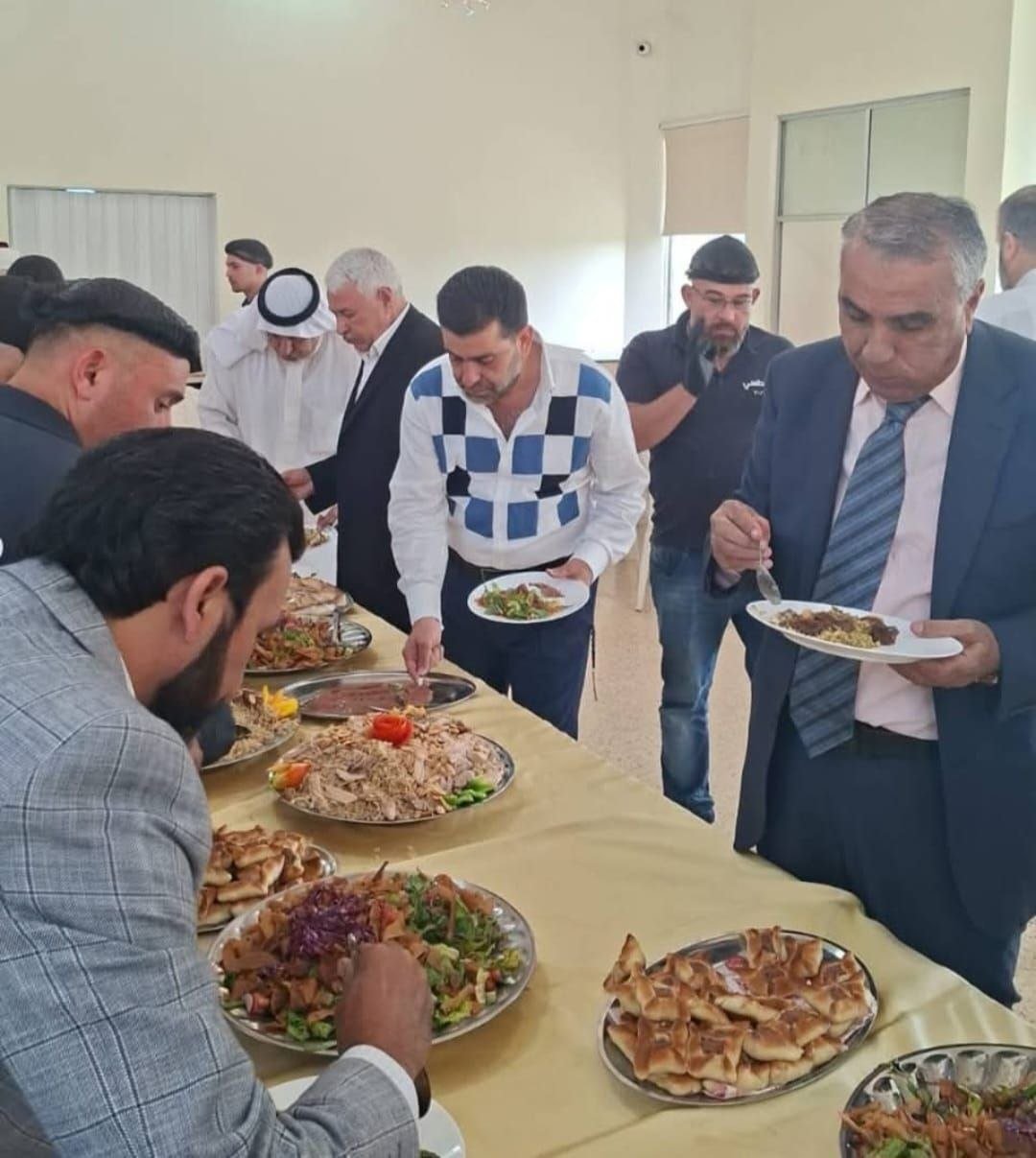 الأستاذ منصور منصور يكرم القاضي الشيخ طالب جمعه