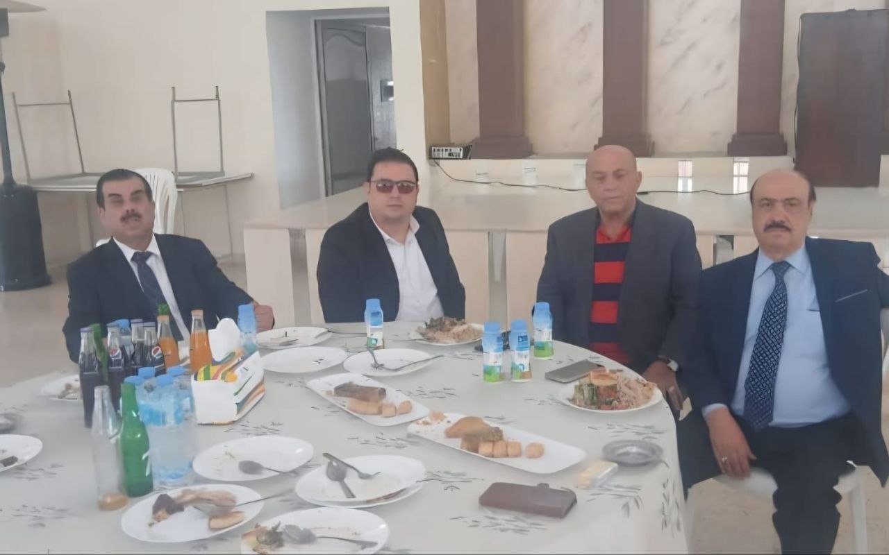 الأستاذ منصور منصور يكرم القاضي الشيخ طالب جمعه