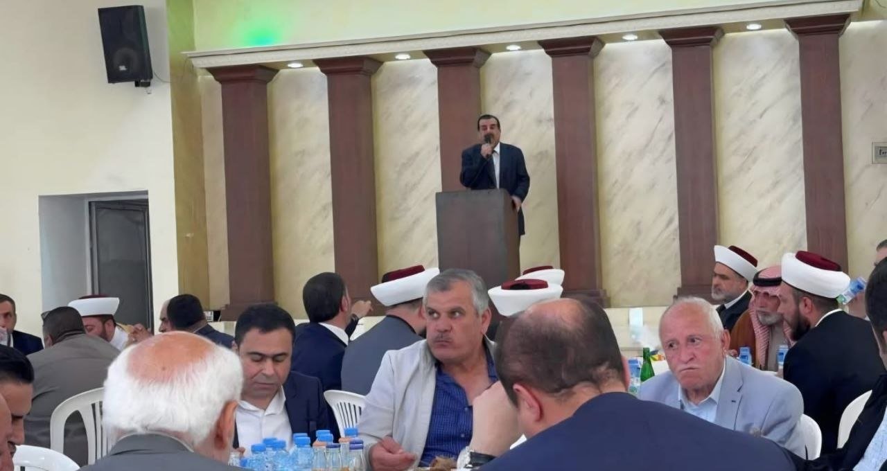 الأستاذ منصور منصور يكرم القاضي الشيخ طالب جمعه