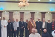 الأستاذ منصور منصور يكرم القاضي الشيخ طالب جمعه