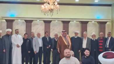 الأستاذ منصور منصور يكرم القاضي الشيخ طالب جمعه