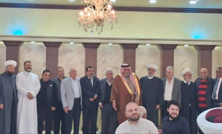 الأستاذ منصور منصور يكرم القاضي الشيخ طالب جمعه