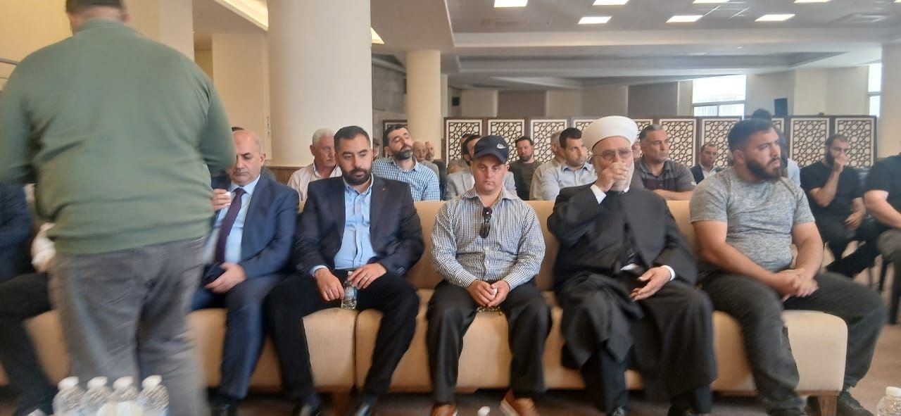 الأستاذ منصور منصور يكرم القاضي الشيخ طالب جمعه