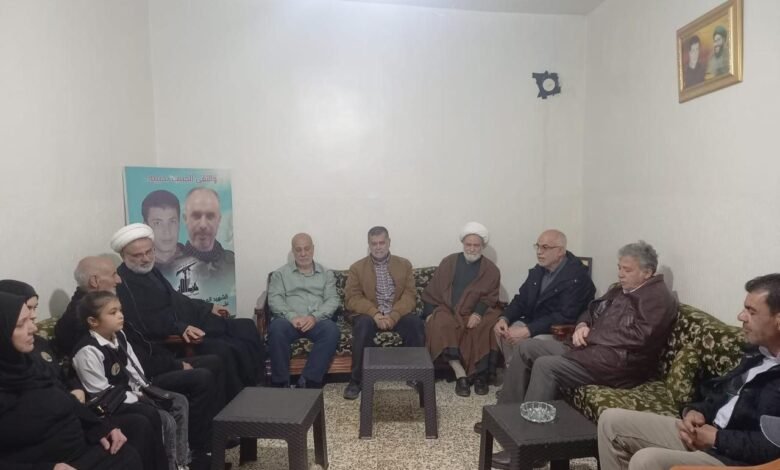 وفد من حزب الله في زيارة لعوائل الشهداء في بعلبك