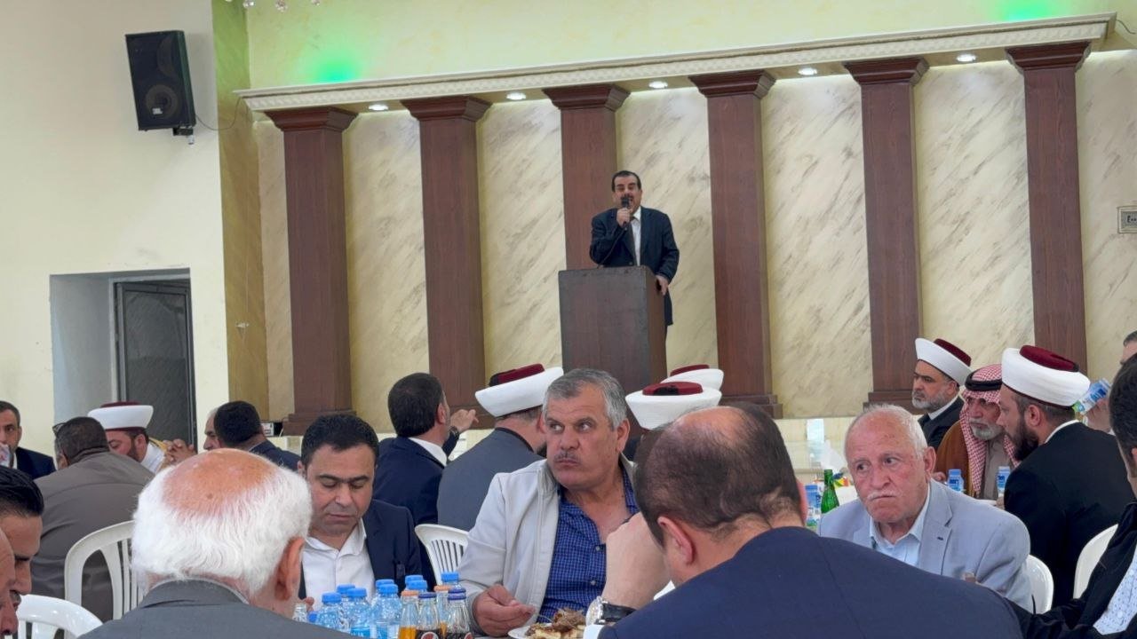 الأستاذ منصور منصور يكرم القاضي الشيخ طالب جمعه