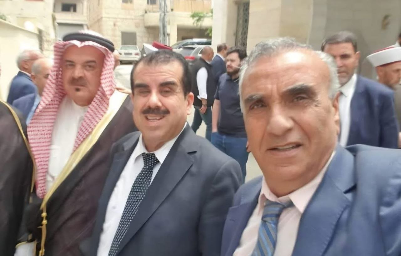 الأستاذ منصور منصور يكرم القاضي الشيخ طالب جمعه