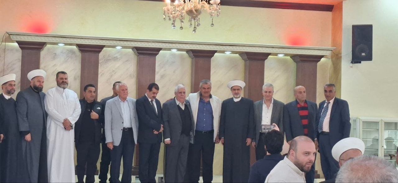 الأستاذ منصور منصور يكرم القاضي الشيخ طالب جمعه