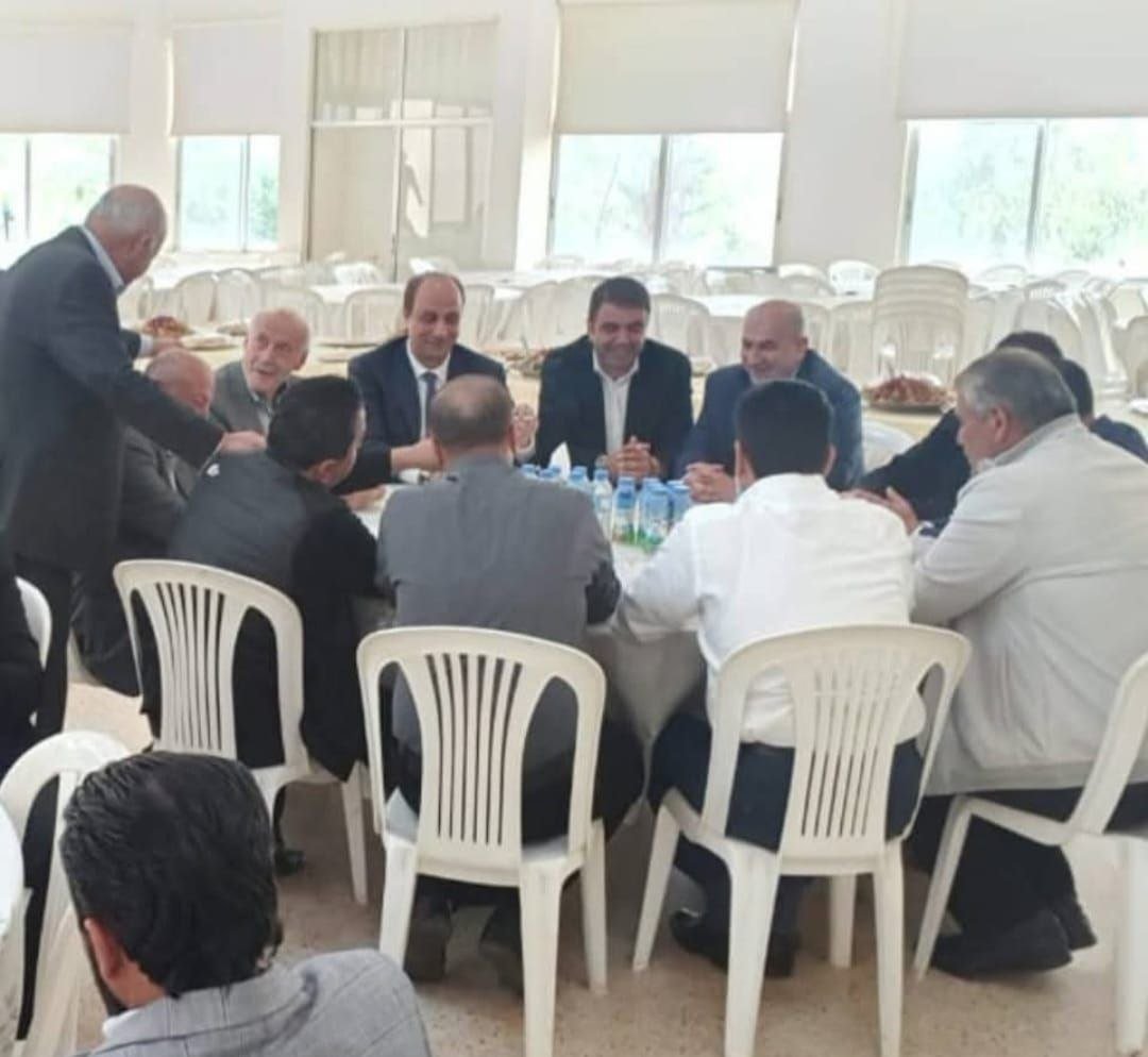 الأستاذ منصور منصور يكرم القاضي الشيخ طالب جمعه