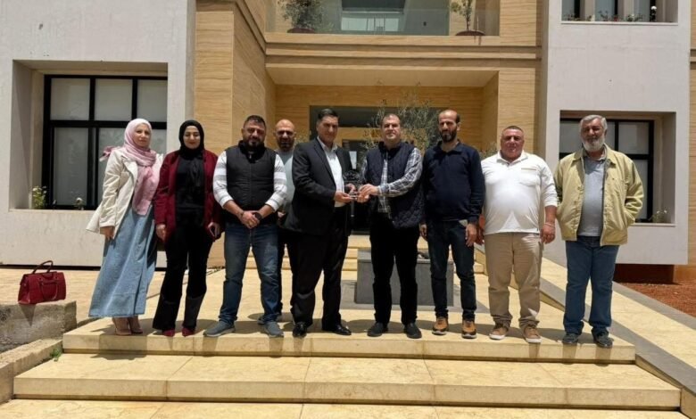 تقديم درع تكريمي للجمعية اللبنانية للدراسات والتدريب من قبل رئيس وأعضاء بلدية النبي عثمان.