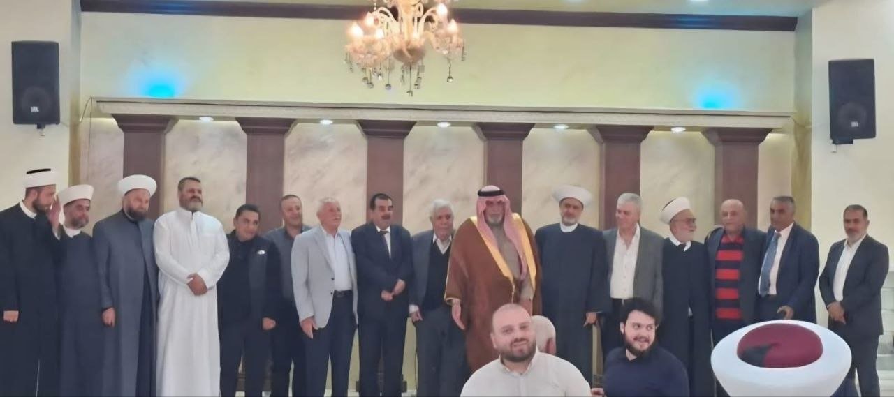 الأستاذ منصور منصور يكرم القاضي الشيخ طالب جمعه