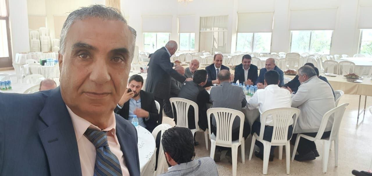 الأستاذ منصور منصور يكرم القاضي الشيخ طالب جمعه