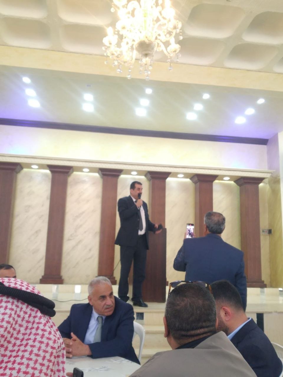 الأستاذ منصور منصور يكرم القاضي الشيخ طالب جمعه