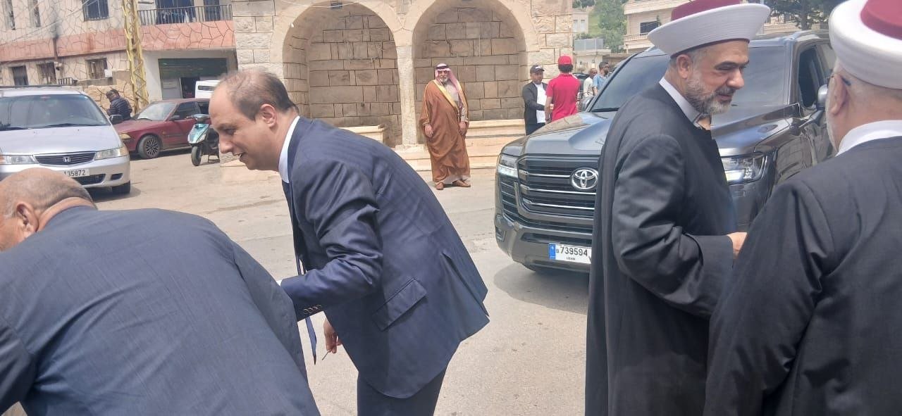 الأستاذ منصور منصور يكرم القاضي الشيخ طالب جمعه