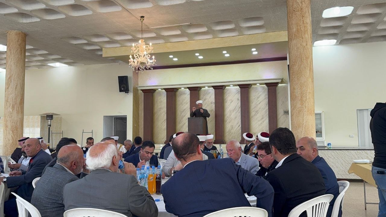 الأستاذ منصور منصور يكرم القاضي الشيخ طالب جمعه