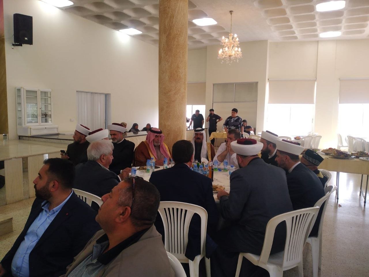 الأستاذ منصور منصور يكرم القاضي الشيخ طالب جمعه