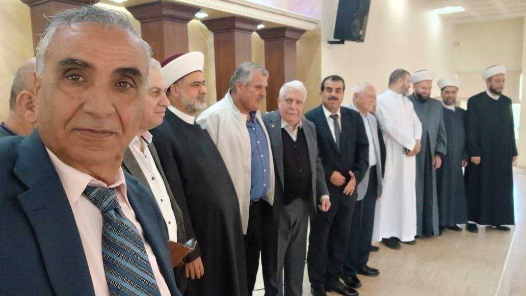 الأستاذ منصور منصور يكرم القاضي الشيخ طالب جمعه