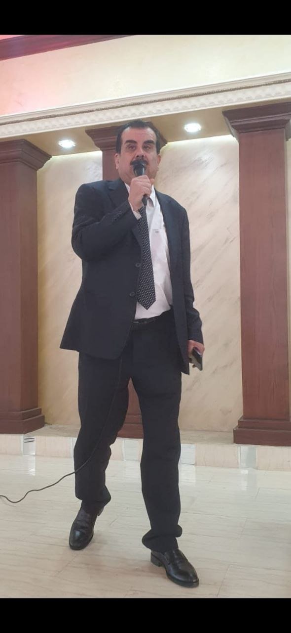 الأستاذ منصور منصور يكرم القاضي الشيخ طالب جمعه