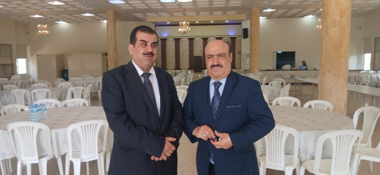 الأستاذ منصور منصور يكرم القاضي الشيخ طالب جمعه