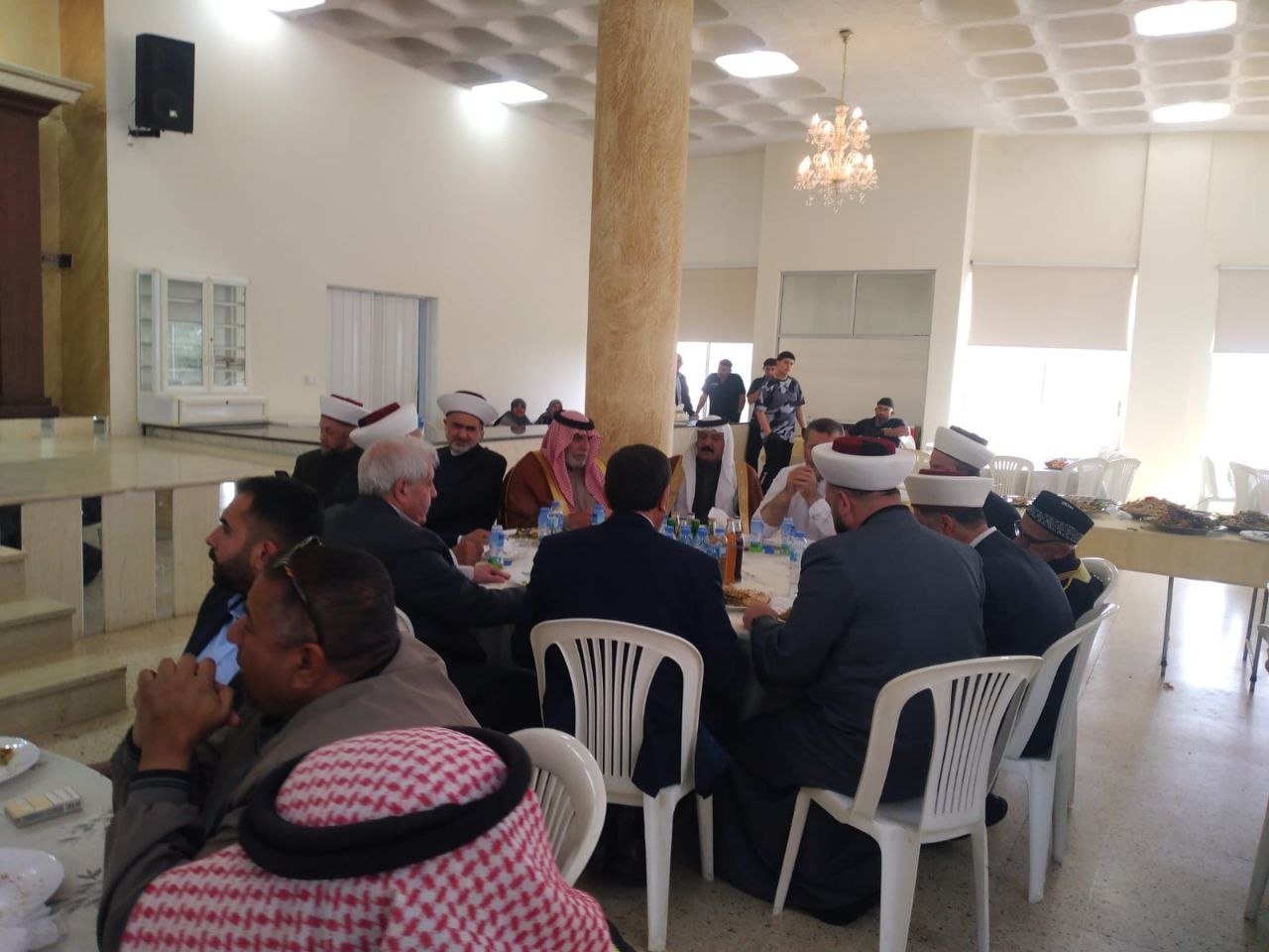 الأستاذ منصور منصور يكرم القاضي الشيخ طالب جمعه