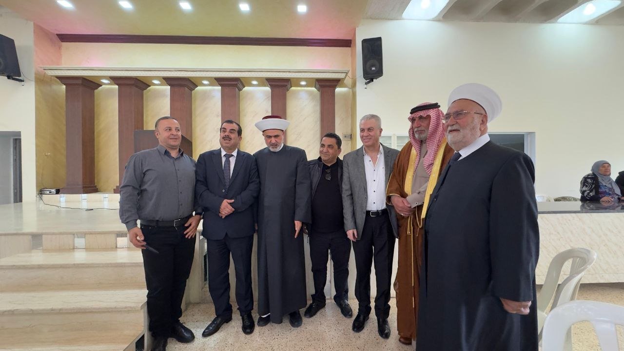 الأستاذ منصور منصور يكرم القاضي الشيخ طالب جمعه