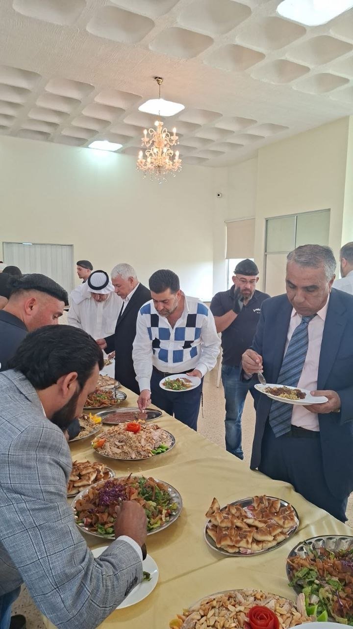 الأستاذ منصور منصور يكرم القاضي الشيخ طالب جمعه