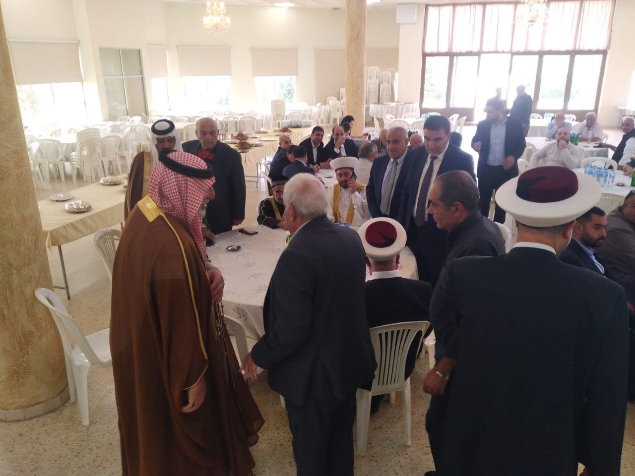 الأستاذ منصور منصور يكرم القاضي الشيخ طالب جمعه