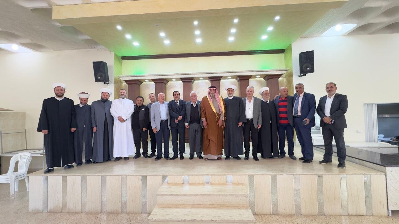 الأستاذ منصور منصور يكرم القاضي الشيخ طالب جمعه