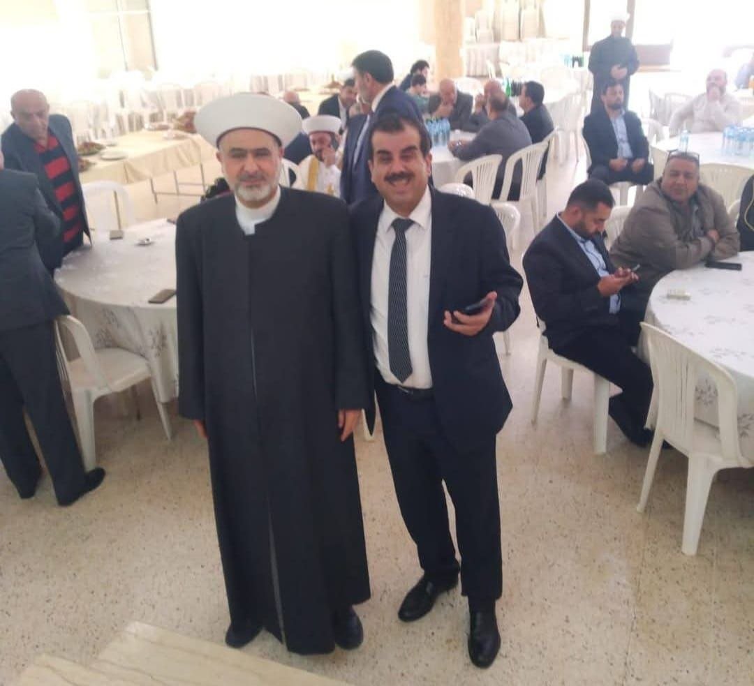 الأستاذ منصور منصور يكرم القاضي الشيخ طالب جمعه