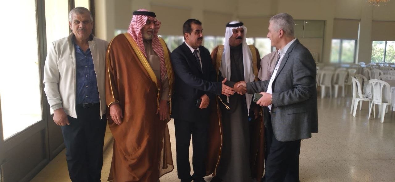 الأستاذ منصور منصور يكرم القاضي الشيخ طالب جمعه