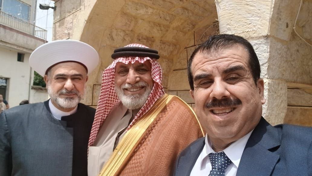 الأستاذ منصور منصور يكرم القاضي الشيخ طالب جمعه