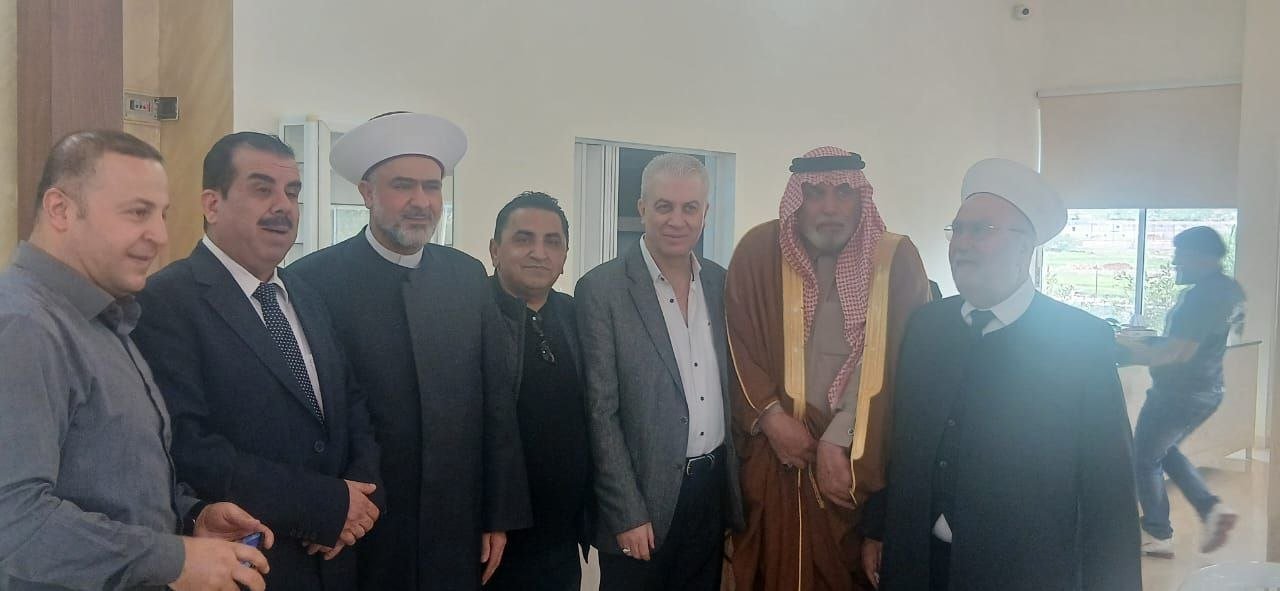 الأستاذ منصور منصور يكرم القاضي الشيخ طالب جمعه