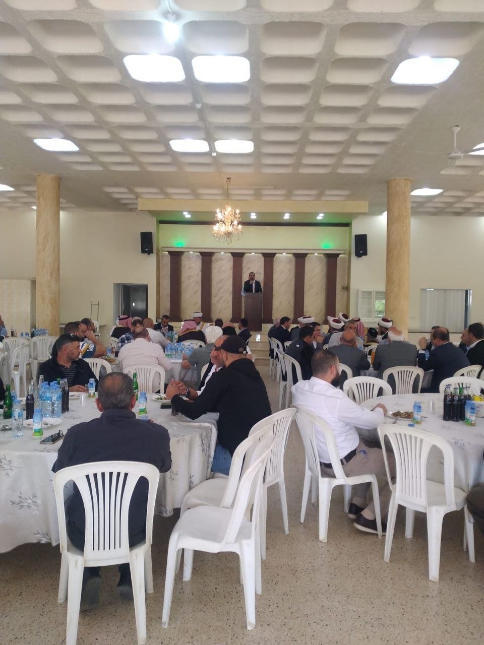 الأستاذ منصور منصور يكرم القاضي الشيخ طالب جمعه