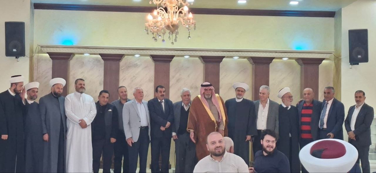الأستاذ منصور منصور يكرم القاضي الشيخ طالب جمعه