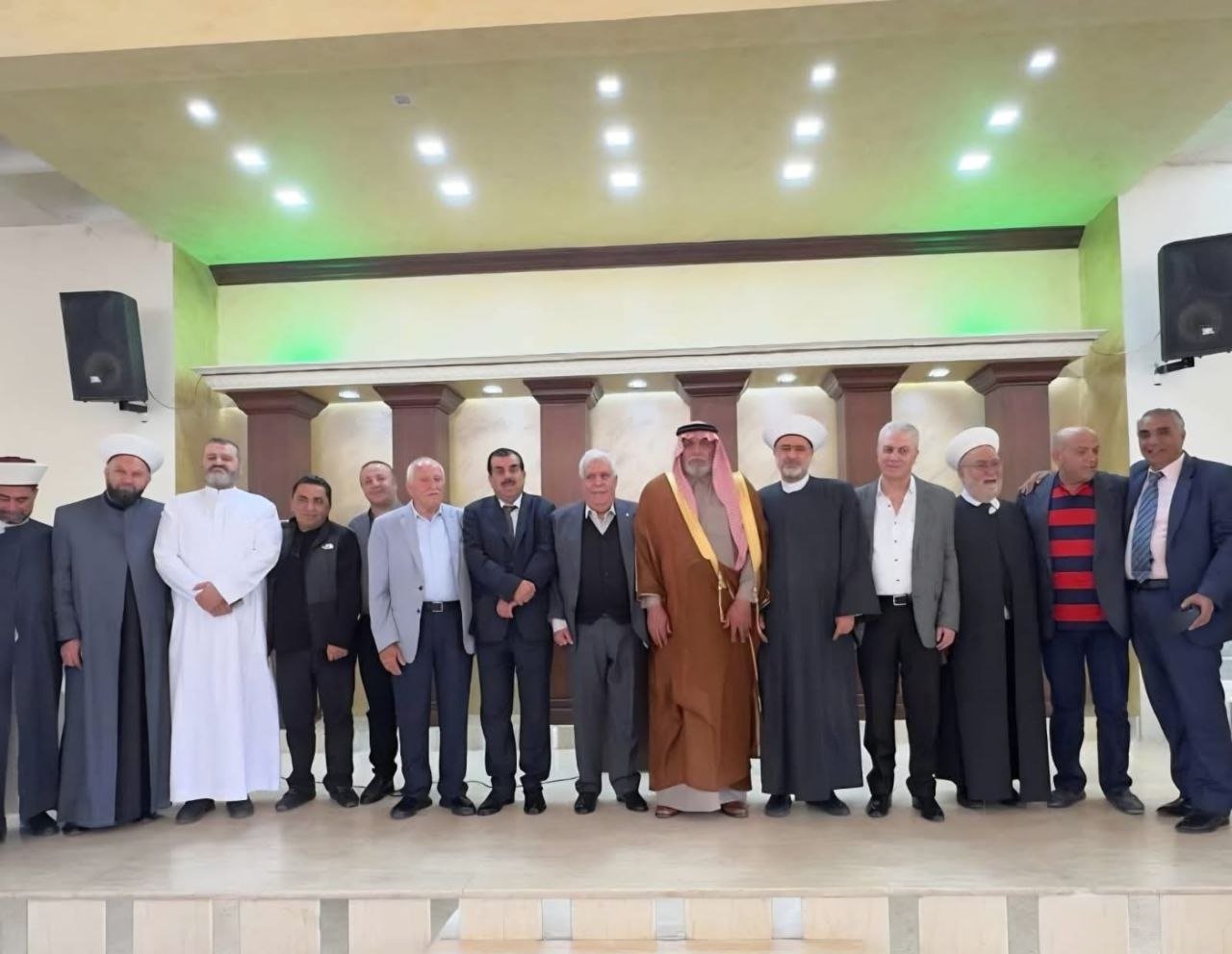 الأستاذ منصور منصور يكرم القاضي الشيخ طالب جمعه