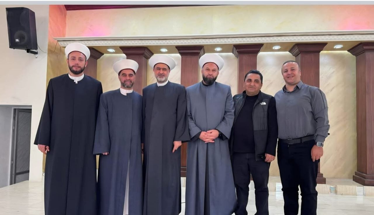 الأستاذ منصور منصور يكرم القاضي الشيخ طالب جمعه