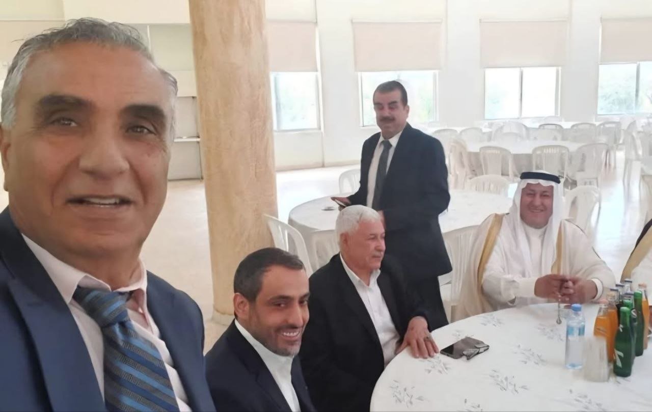 الأستاذ منصور منصور يكرم القاضي الشيخ طالب جمعه