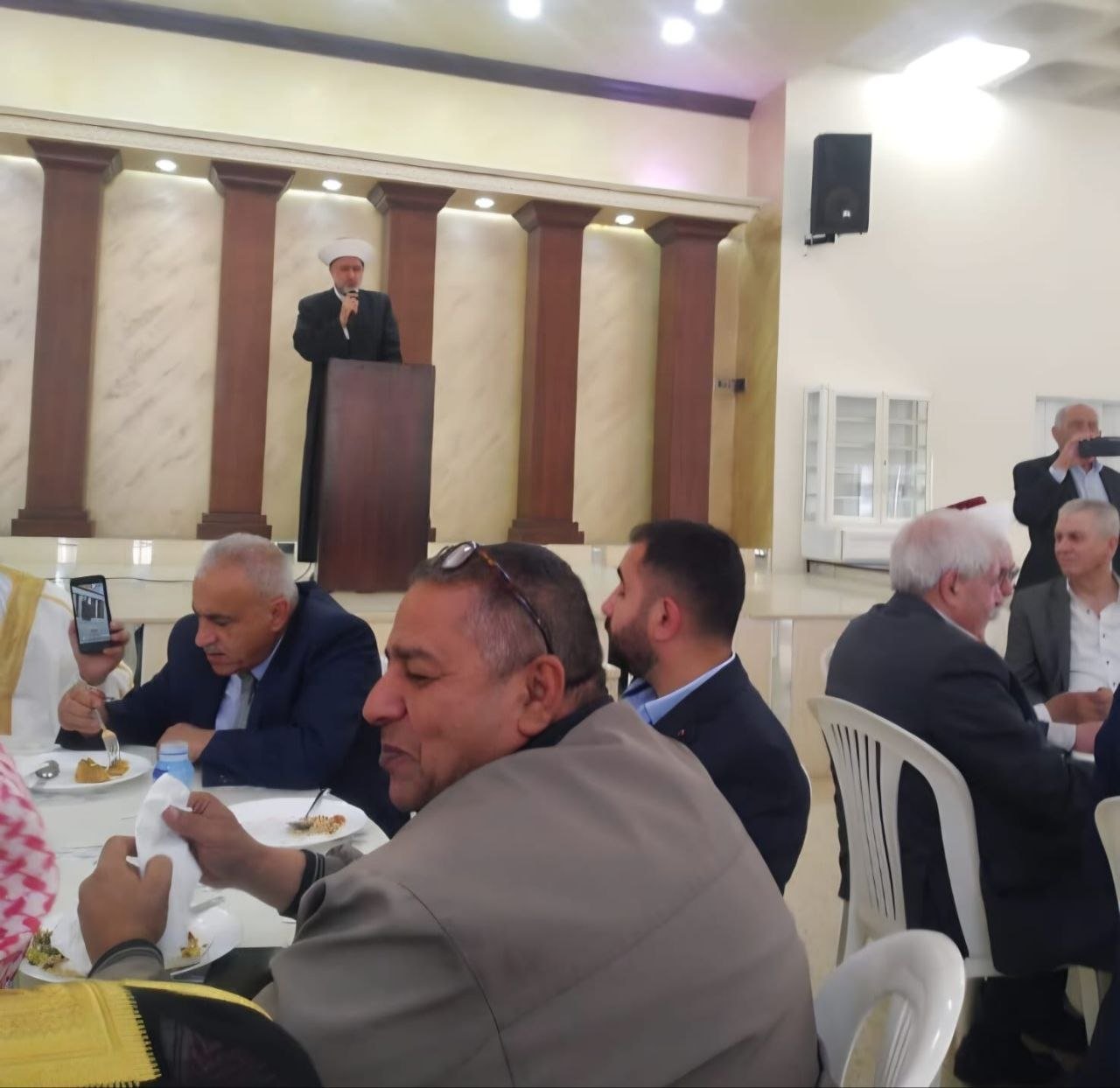 الأستاذ منصور منصور يكرم القاضي الشيخ طالب جمعه