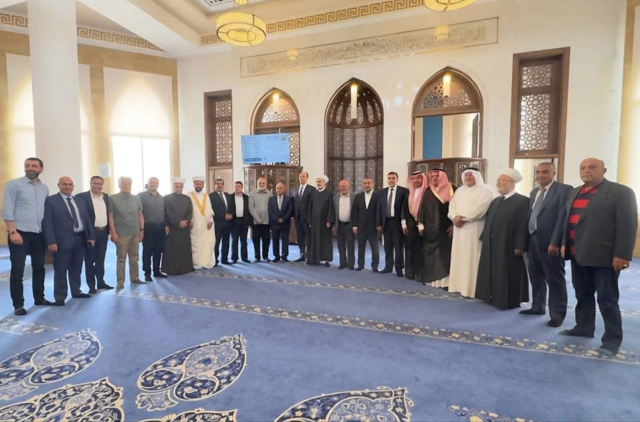 الأستاذ منصور منصور يكرم القاضي الشيخ طالب جمعه