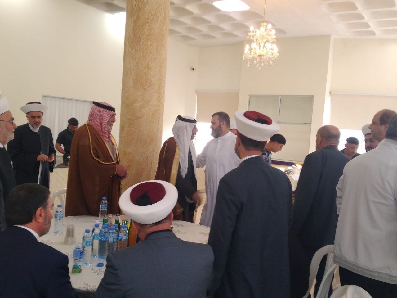الأستاذ منصور منصور يكرم القاضي الشيخ طالب جمعه