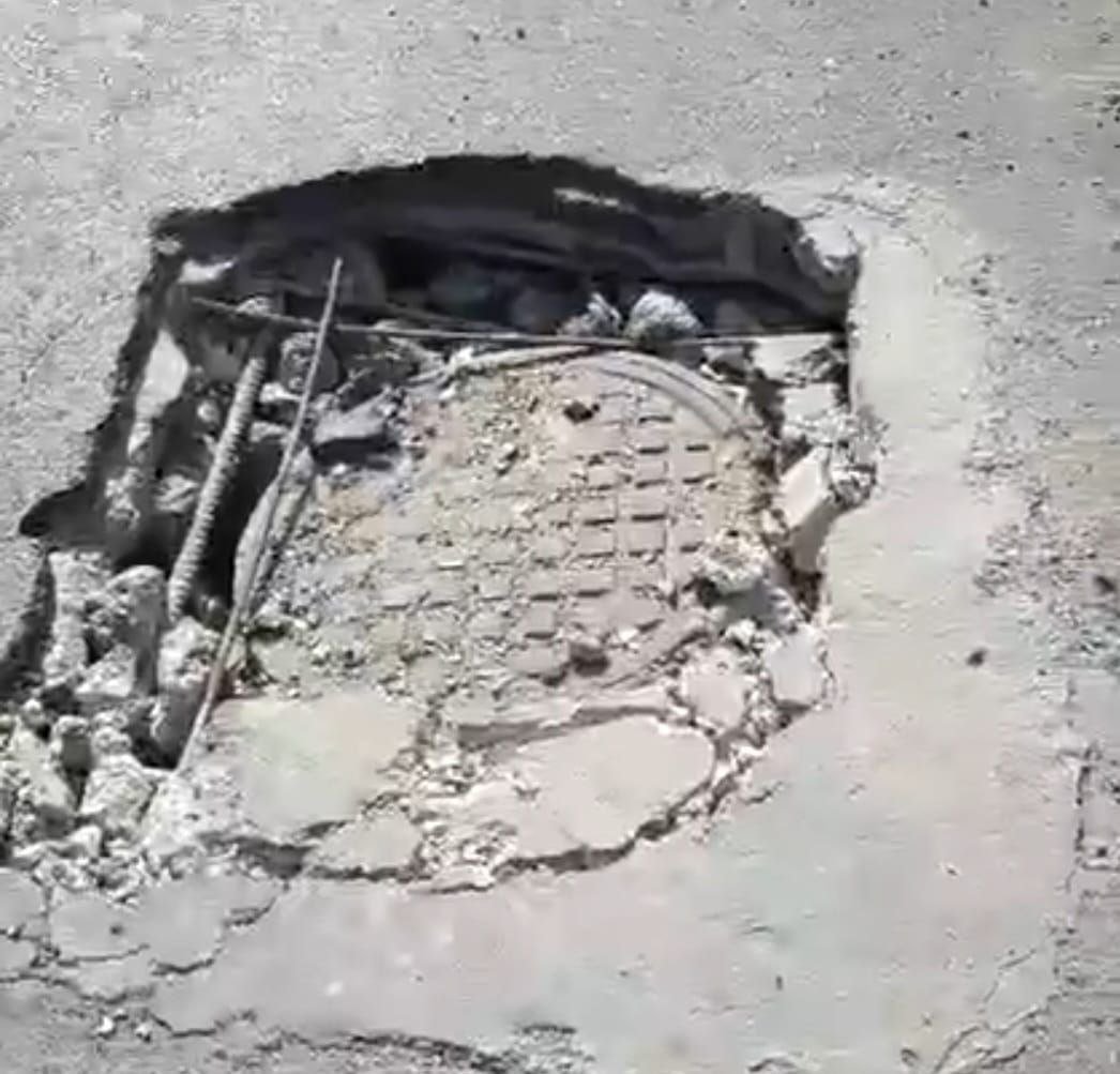 طريق الموت بين بيروت والبقاع... حفرة كادت تودي بحياة الحاج فادي يونس ودعوة لوزير الأشغال للإستقالة.
