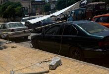 س-ق-و-ط عمود إنارة في بعلبك ي-ف-ض-ح فوضى اليافطات والتعديات على الأملاك العامة