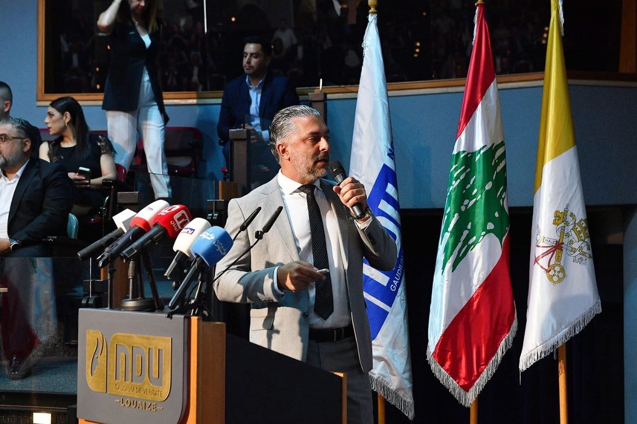 وزير الداخلية والبلديات يرعى حفل تخريج في جامعة سيدة اللويزة.